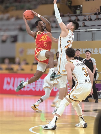 夺冠热门球队大胜对手，继续保持不败纪录的简单介绍