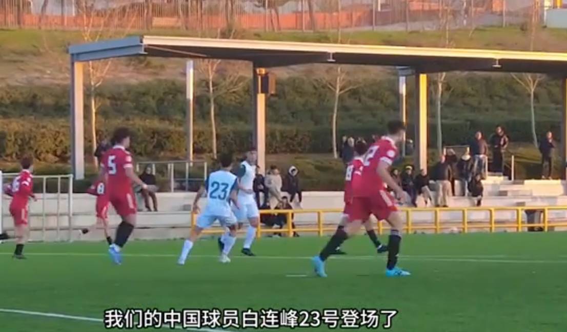 关于足球比赛现场飞来橄榄枝，球员手忙脚乱的信息