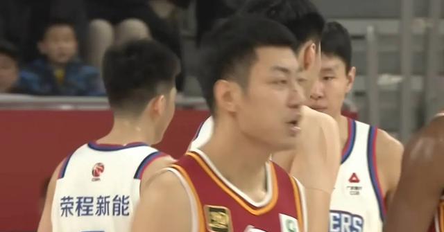 包含重庆队在比赛中稳住局面，获得关键胜利的词条