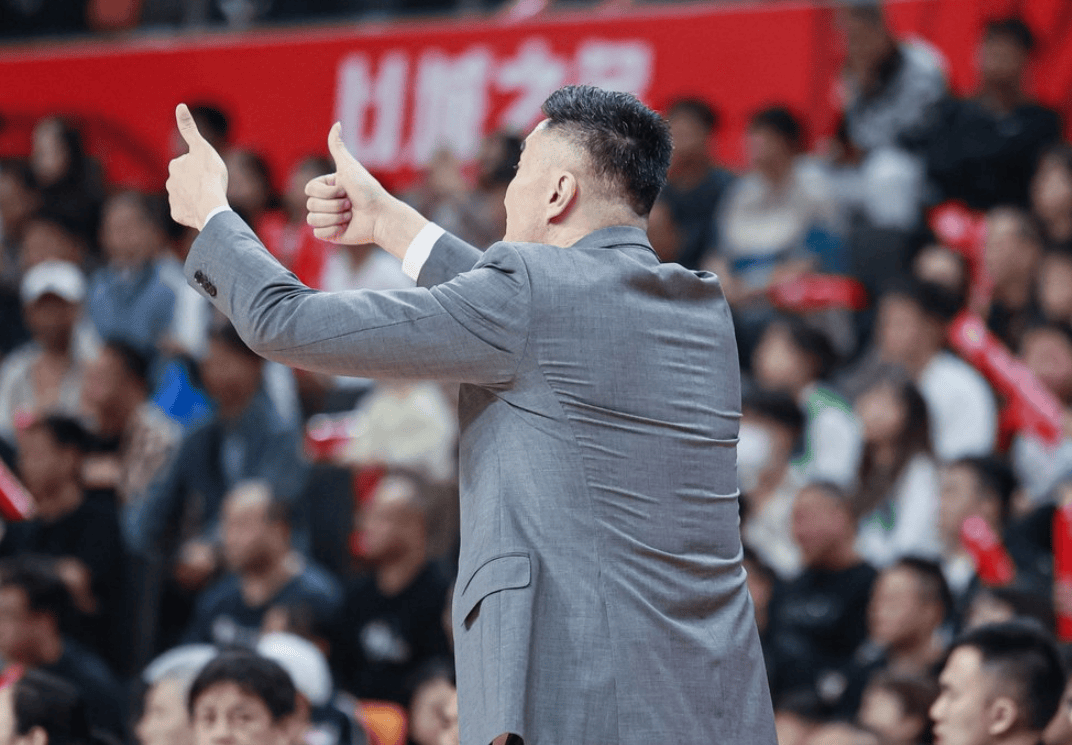 包含顽强拼搏，不畏强敌，球员们向着胜利冲刺的词条