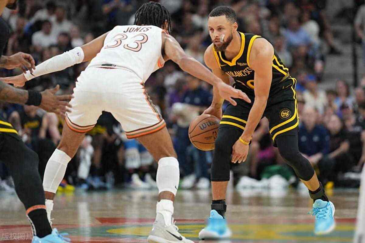 勇士主场逆转马刺，库里全场30分