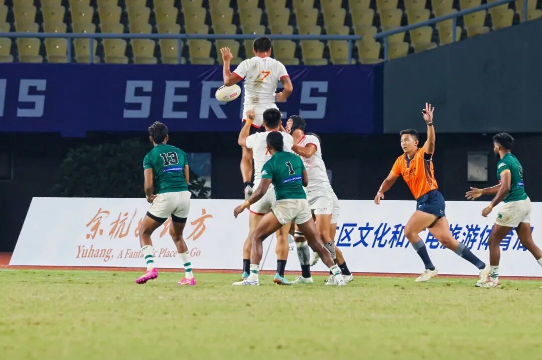 一场经典之战！橄榄球点燃球迷热情的简单介绍