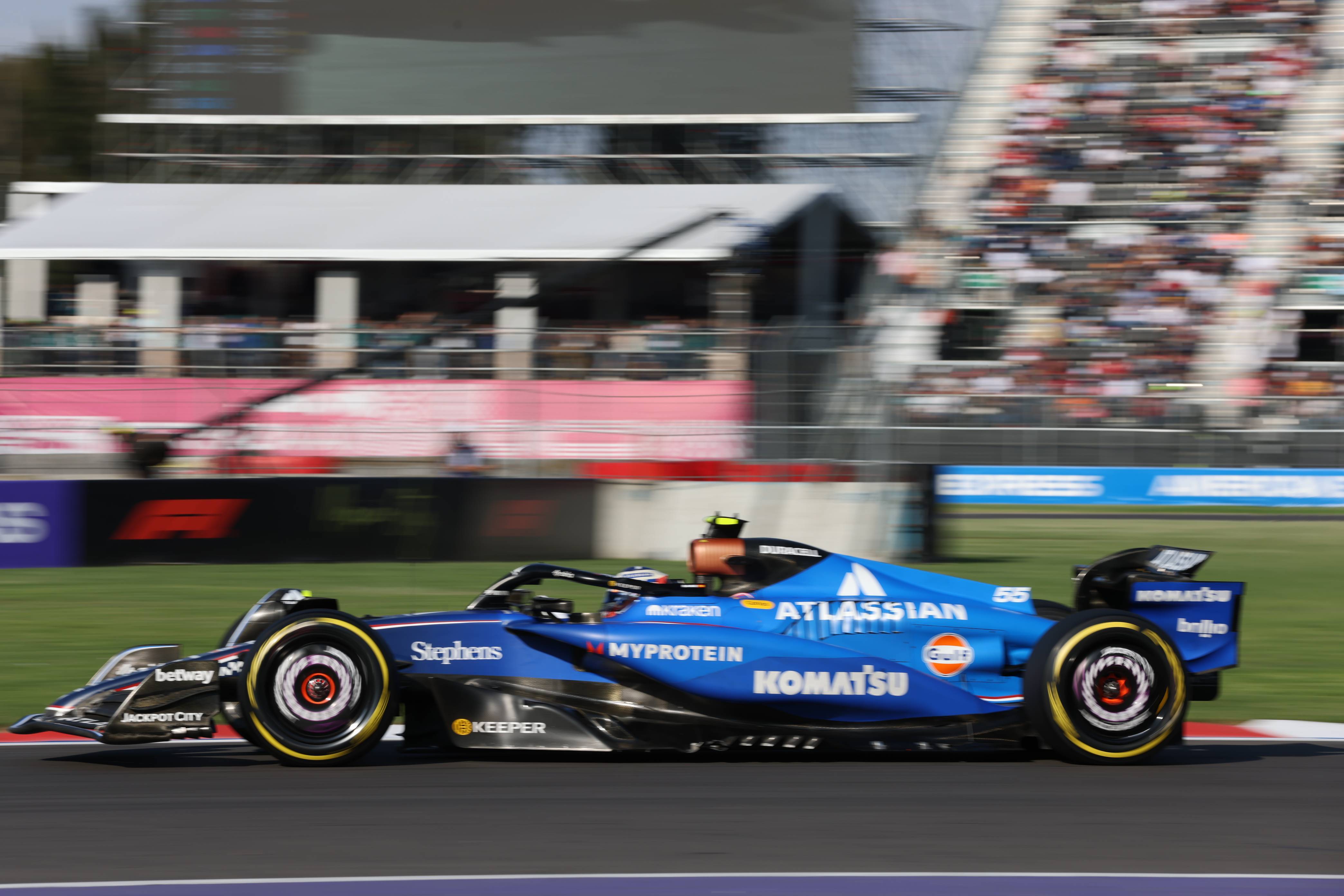 迈凯伦力克索伯车队,塞恩斯统治全场 迈凯伦力克索伯车队,塞恩斯统治全场