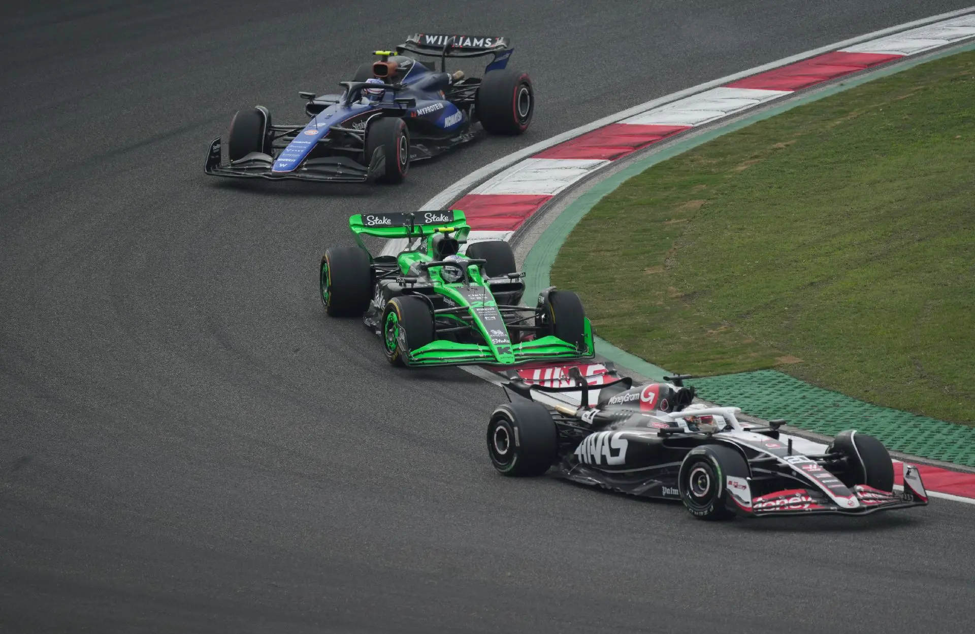 阿斯顿马丁完胜威廉姆斯,周冠宇高光表现 阿斯顿马丁完胜威廉姆斯,周冠宇高光表现