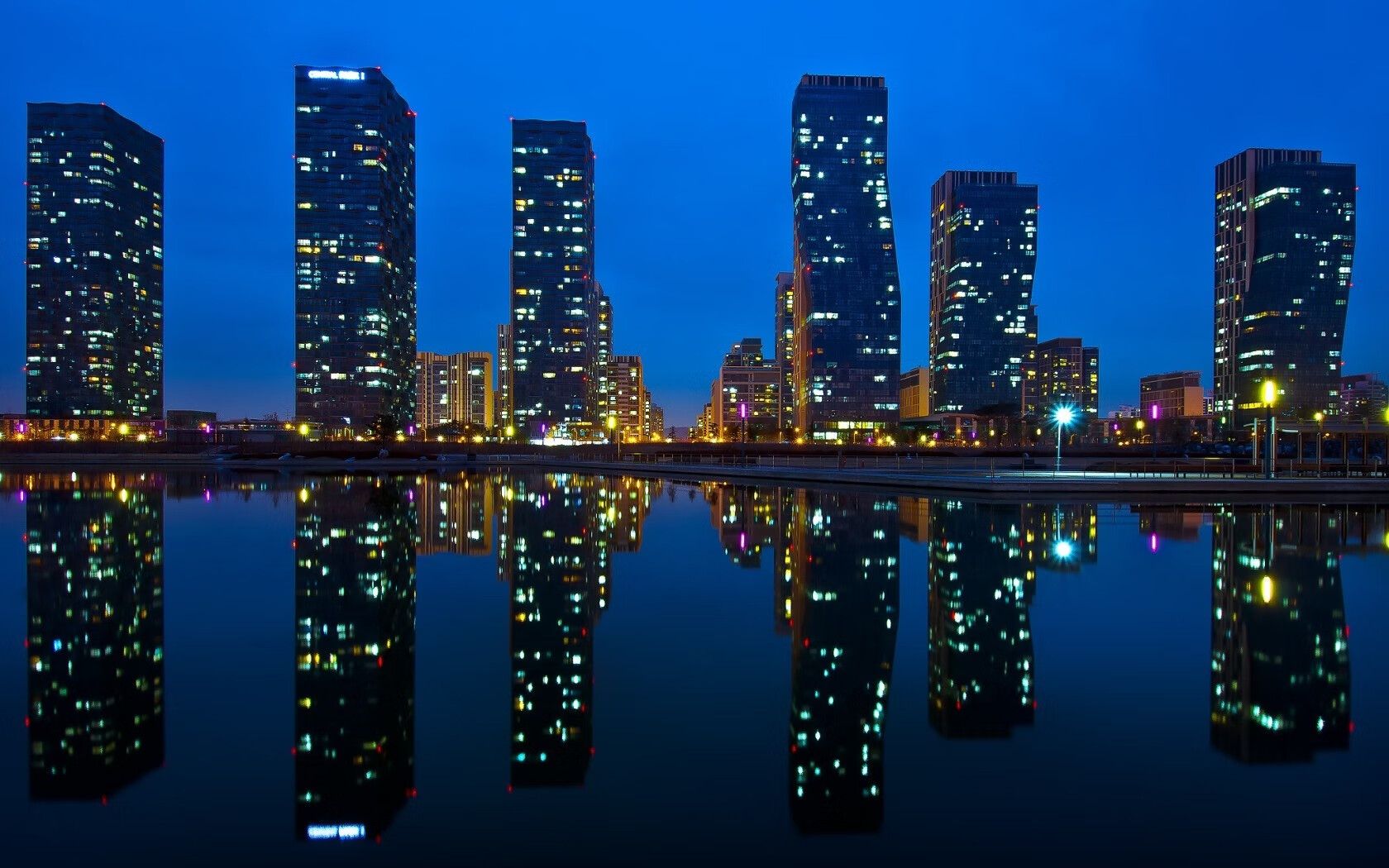 F1年度争冠之夜，速度与荣耀的交汇，内马尔里程碑的礼赞